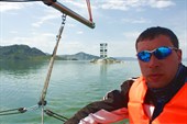 Брутальный мужик и остров с антенной